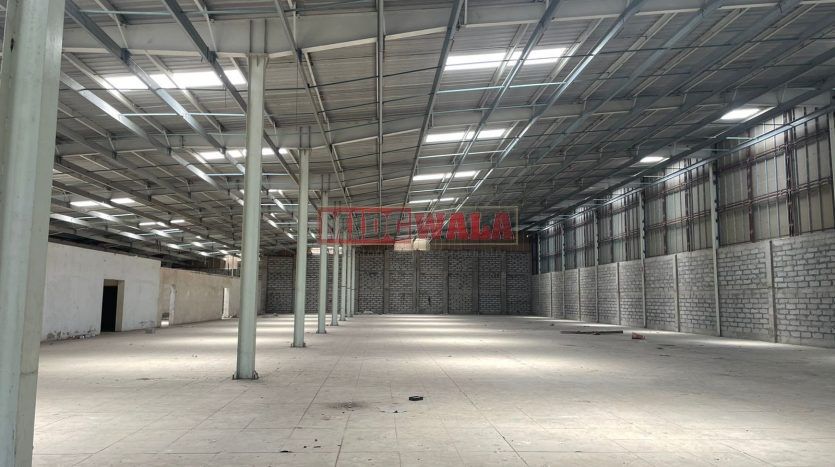 spacious and well-maintained industrial shed available for lease in Juinagar, Navi Mumbai's TTC Industrial Area. The shed features ample workspace, ample power supply, and convenient access to transportation.