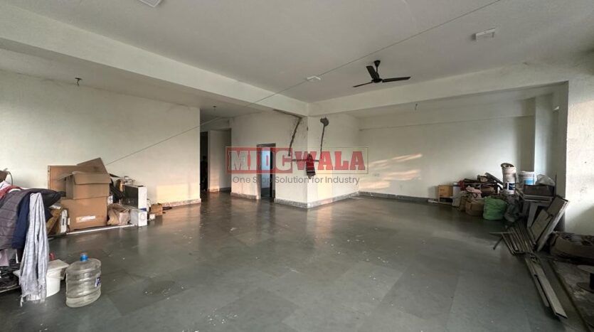 Spacious industrial warehouse available for lease in Juinagar, Navi Mumbai, offering ample space for production, storage, and distribution. (MIDCWALA )