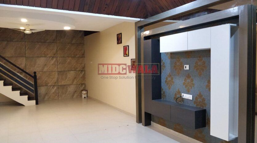 Grand 6 BHK bungalow for sale in the scenic hills of Mahabaleshwar, Pachgani.